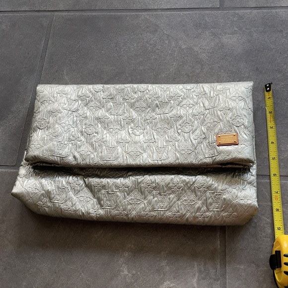 Louis Vuitton Limelight Silver Clutch - Picture 14 of 16